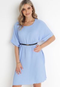 Born2be - Niebieska Plisowana Sukienka Pudełkowa z Paskiem Savima. Kolor: niebieski. Typ sukienki: oversize #4