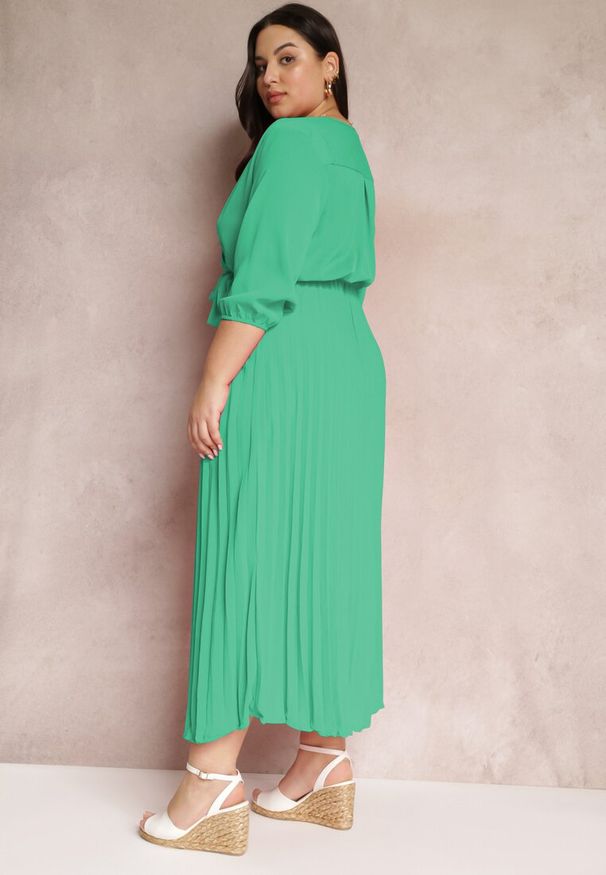 Renee - Zielona Kopertowa Sukienka z Gumką i Paskiem w Talii Zdobiona Plisowaniem Kaylina. Kolekcja: plus size. Kolor: zielony. Wzór: aplikacja. Typ sukienki: kopertowe