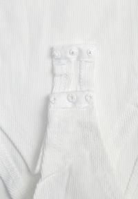 Born2be - Białe Bawełniane Body z Rękawami z Falbanek Zapinane na Napy Gilines. Okazja: na co dzień. Typ kołnierza: kołnierz z falbankami. Kolor: biały. Materiał: bawełna. Długość rękawa: krótki rękaw. Długość: krótkie. Styl: elegancki, casual #2