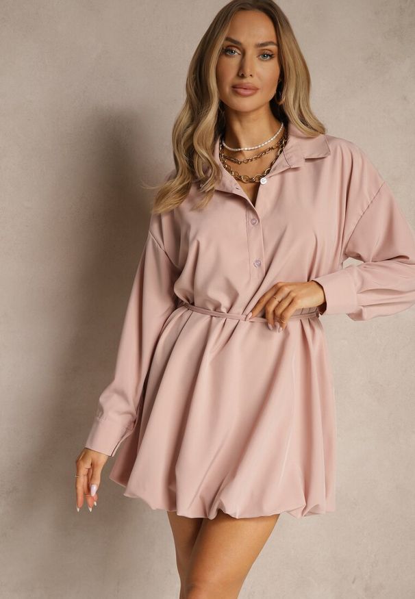 Renee - Różowa Sukienka Koszulowa Typu Bombka Ozdobiona Paskiem Lavirivae. Okazja: na co dzień. Kolor: różowy. Długość rękawa: długi rękaw. Wzór: aplikacja. Typ sukienki: koszulowe, bombki. Styl: casual, elegancki