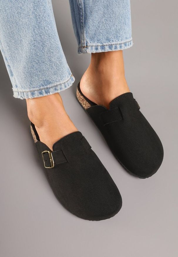 Renee - Czarne Klapki Chodaki z Ozdobną Klamrą Alissaria. Okazja: na co dzień, do pracy, na spacer. Kolor: czarny. Sezon: lato. Obcas: na obcasie. Styl: elegancki, casual. Wysokość obcasa: niski