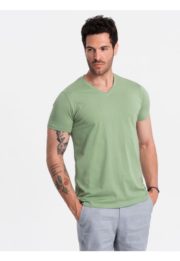 Ombre Clothing - Bawełniana klasyczna męska koszulka z dekoltem w serek BASIC – zielona V11. Typ kołnierza: dekolt w serek. Kolor: zielony. Materiał: bawełna. Wzór: ze splotem, jednolity. Styl: klasyczny