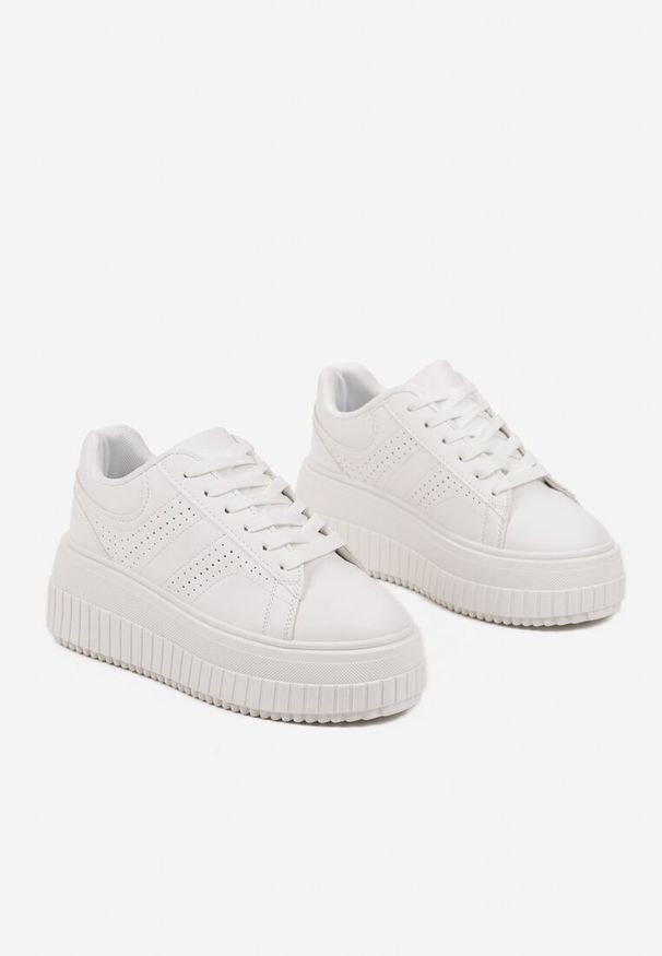 Born2be - Białe Sneakersy na Grubej Podeszwie z Perforacją Eleadrelle. Okazja: na co dzień. Kolor: biały. Materiał: jeans