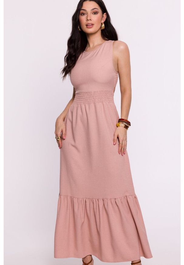 BeWear - Długa sukienka z odkrytymi plecami i falbaną różowa. Kolor: różowy. Sezon: wiosna, lato. Długość: maxi