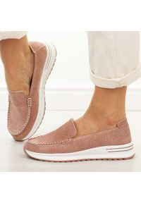 Fango ażurowe skórzane mokasyny damskie Jezzi 9793. Okazja: na spacer, na co dzień. Nosek buta: okrągły. Zapięcie: bez zapięcia. Kolor: brązowy. Szerokość cholewki: normalna. Wzór: ażurowy. Materiał: skóra. Sezon: wiosna, jesień, lato. Styl: casual, elegancki, klasyczny #1