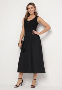 Born2be - Czarna Wiskozowa Sukienka o Rozkloszowanym Kroju z Ozdobną Naszywką Ronestra. Okazja: na co dzień. Kolor: czarny. Materiał: wiskoza. Wzór: aplikacja. Typ sukienki: proste. Styl: casual, klasyczny #1