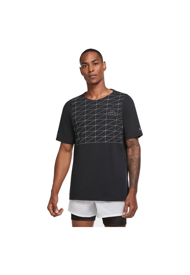Koszulka męska do biegania Nike 365 Run Division CU7876. Materiał: poliester, bawełna. Długość rękawa: krótki rękaw. Technologia: Dri-Fit (Nike). Długość: krótkie. Wzór: nadruk. Sport: bieganie