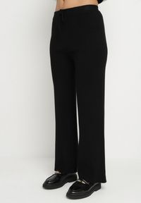 Born2be - Czarny Dzianinowy Komplet Szerokie Spodnie i Sweter w Paski Falesea. Kolor: czarny. Materiał: dzianina. Wzór: paski #3