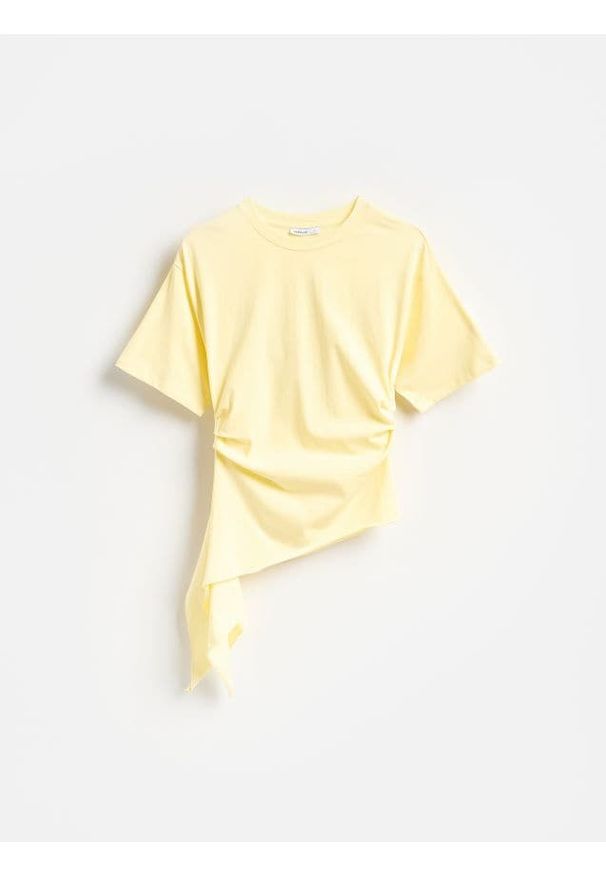 Reserved - T-shirt z asymetrycznym dołem - żółty. Kolor: żółty. Materiał: bawełna