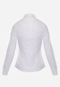 Renee - Biała Klasyczna Koszula Zapinana na Guziki Vikria. Okazja: na co dzień, na randkę. Kolor: biały. Materiał: jeans. Długość rękawa: długi rękaw. Długość: długie. Wzór: aplikacja. Styl: klasyczny #2