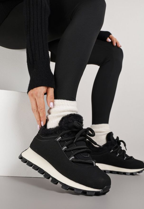 Renee - Czarne Sneakersy Typu Śniegowce na Tłoczonej Platformie Sierrna. Okazja: na co dzień, na spacer. Kolor: czarny. Materiał: skóra. Sezon: zima. Obcas: na platformie. Sport: turystyka piesza