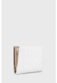 Guess portfel damski kolor biały. Kolor: biały. Materiał: materiał. Wzór: gładki