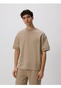 Reserved - T-shirt boxy z nadrukiem - beżowy. Kolor: beżowy. Materiał: bawełna, dzianina. Wzór: nadruk #1