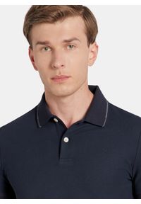 Pako Lorente - PAKO LORENTE - Granatowy t-shirt polo na guziczki. Okazja: na co dzień. Typ kołnierza: polo. Kolor: niebieski, oliwkowy. Materiał: bawełna, poliester. Sezon: jesień. Styl: casual #8