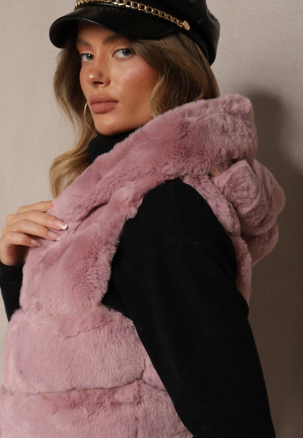 Renee - Różowa Pikowana Kamizelka z Futerkiem i Kapturem Weccaria. Okazja: na co dzień. Kolor: różowy. Materiał: futro. Styl: elegancki, casual