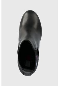 Tommy Jeans botki skórzane TJW NEW ESS HIGH HEEL BOOT damskie kolor czarny na płaskim obcasie EN0EN02439. Nosek buta: okrągły. Kolor: czarny. Materiał: skóra. Obcas: na obcasie. Wysokość obcasa: niski #3