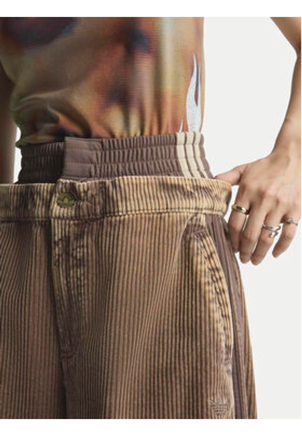 Adidas - adidas Spodnie materiałowe Corduroy Sst KD8782 Brązowy Wide Leg. Kolor: brązowy. Materiał: bawełna