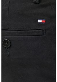 TOMMY HILFIGER - Tommy Hilfiger spodnie męskie kolor czarny w fasonie chinos. Kolor: czarny. Materiał: bawełna