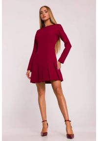 MOE - Elegancka krótka sukienka trapezowa z kontrafałdami bordowa. Kolor: niebieski, czerwony, brązowy. Długość rękawa: długi rękaw. Typ sukienki: trapezowe. Styl: elegancki. Długość: mini #1