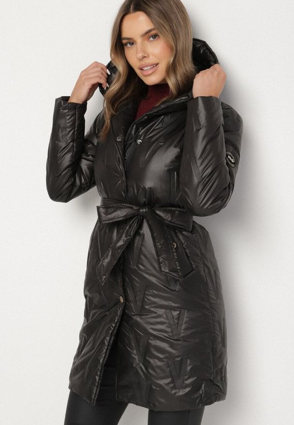 Born2be - Czarna Kurtka z Pikowanymi Przeszyciami Kapturem i Wiązanym Paskiem Erlexie. Okazja: do pracy, na spacer, na co dzień, na spotkanie biznesowe. Kolor: czarny. Materiał: dzianina, jeans. Styl: casual, klasyczny, biznesowy