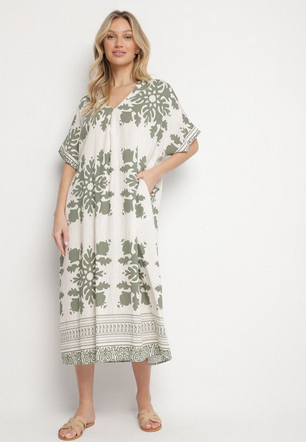 Born2be - Ciemnozielona Sukienka Pudełkowa z Wiskozy z Dekoltem w Serek w Etniczny Wzór Abrellis. Okazja: na spacer, na co dzień. Typ kołnierza: dekolt w serek. Kolor: zielony. Materiał: wiskoza. Długość rękawa: krótki rękaw. Styl: casual, elegancki