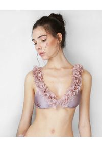 LA REVECHE - Liliowy top od bikini Jamila. Kolor: wielokolorowy, fioletowy, różowy. Wzór: kwiaty, aplikacja