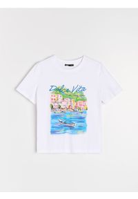 Sinsay - Bawełniana koszulka z wakacyjnym nadrukiem - biały. Kolor: biały. Materiał: bawełna. Wzór: nadruk. Styl: wakacyjny #1