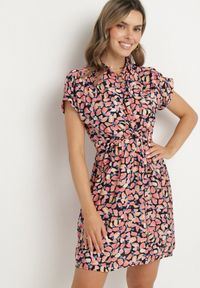 Born2be - Czarna Taliowana Sukienka z Wiskozą Ozdobiona Paskiem Deysene. Okazja: na co dzień, na imprezę. Kolor: czarny. Materiał: wiskoza. Wzór: aplikacja. Styl: elegancki, casual