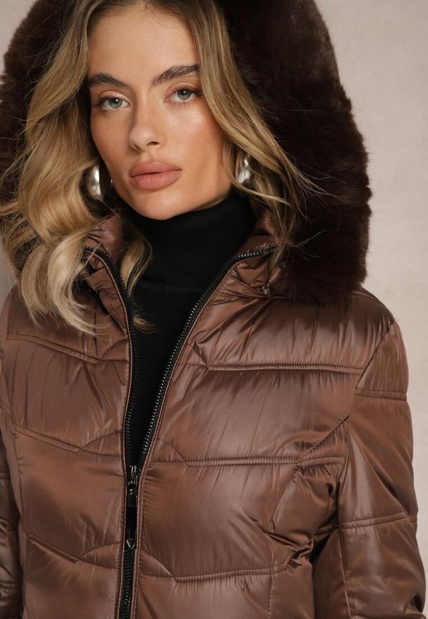 Renee - Brązowa Kurtka Płaszcz za Kolano z Pikowaniem i Odpinanym Kapturem Calarin. Kolor: brązowy. Materiał: futro, zamsz. Długość: długie. Sezon: zima. Styl: elegancki