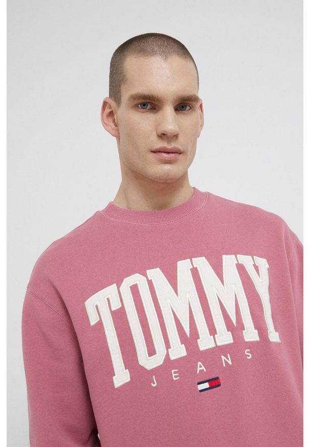 Tommy Jeans Bluza męska kolor różowy z aplikacją. Kolor: różowy. Materiał: bawełna. Wzór: aplikacja