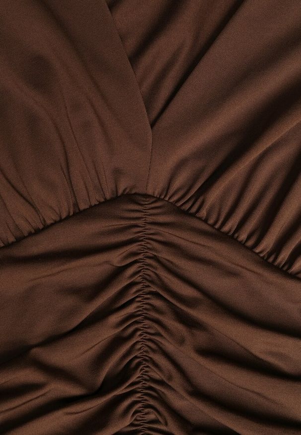 Born2be - Brązowa Marszczona Sukienka Taliowana z Wiskozą z Dekoltem V i Długim Rękawem Emirie. Okazja: na co dzień, na spotkanie biznesowe. Typ kołnierza: dekolt w kształcie V. Kolor: brązowy. Materiał: wiskoza. Długość rękawa: długi rękaw. Styl: casual, biznesowy