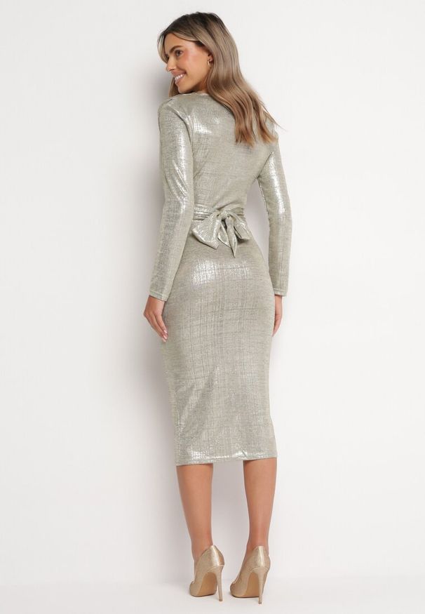 Born2be - Złota Wiązana w Pasie Sukienka Midi z Głębokim Dekoltem i Drapowaniem Brion. Kolor: złoty. Typ sukienki: kopertowe. Długość: midi