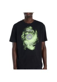 Koszulka męska New Balance Vortex Performance MT6164W1BK - czarna. Kolor: czarny. Materiał: poliester, bawełna. Długość rękawa: krótki rękaw. Długość: krótkie. Wzór: aplikacja, kolorowy #1