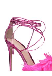 GIANVITO ROSSI - Różowe sandały z ozdobnymi piórami. Okazja: na imprezę. Nosek buta: okrągły. Zapięcie: pasek. Kolor: różowy, wielokolorowy, fioletowy. Materiał: lakier. Wzór: aplikacja. Styl: wizytowy #4