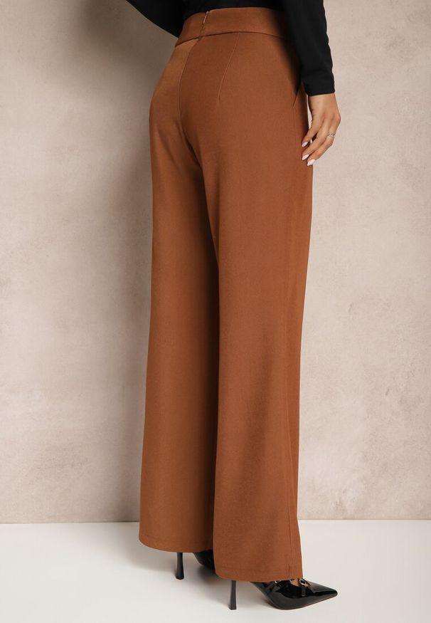 Renee - Brązowe Spodnie High Waist o Szerokim Fasonie z Paskiem i Złotym Metalicznym Detalem Eniarra. Okazja: do pracy. Stan: podwyższony. Kolor: brązowy. Materiał: jedwab. Styl: elegancki