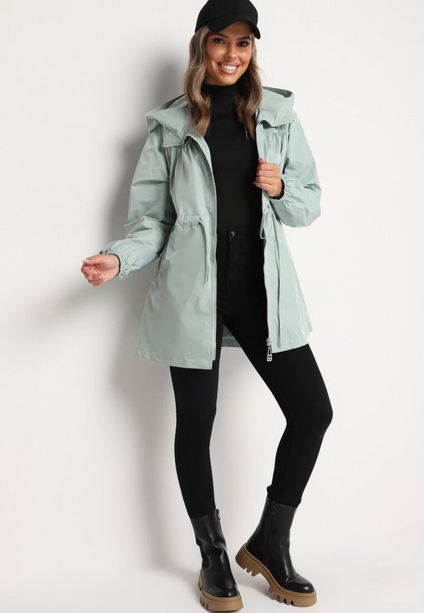 Born2be - Jasnozielona Kurtka Parka Ściągana w Pasie Troczkami Nevishia. Kolor: zielony. Materiał: jeans. Styl: elegancki