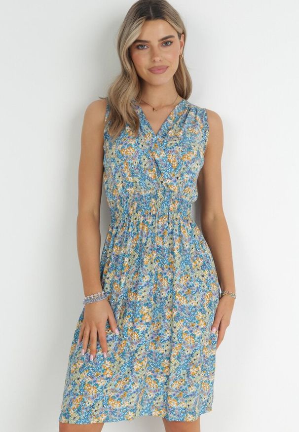 Born2be - Jasnoniebieska Sukienka Midi z Gumkami w Pasie i Kopertowym Dekoltem Feseti. Okazja: na co dzień. Typ kołnierza: dekolt kopertowy. Kolor: niebieski. Typ sukienki: kopertowe. Styl: casual, elegancki. Długość: midi