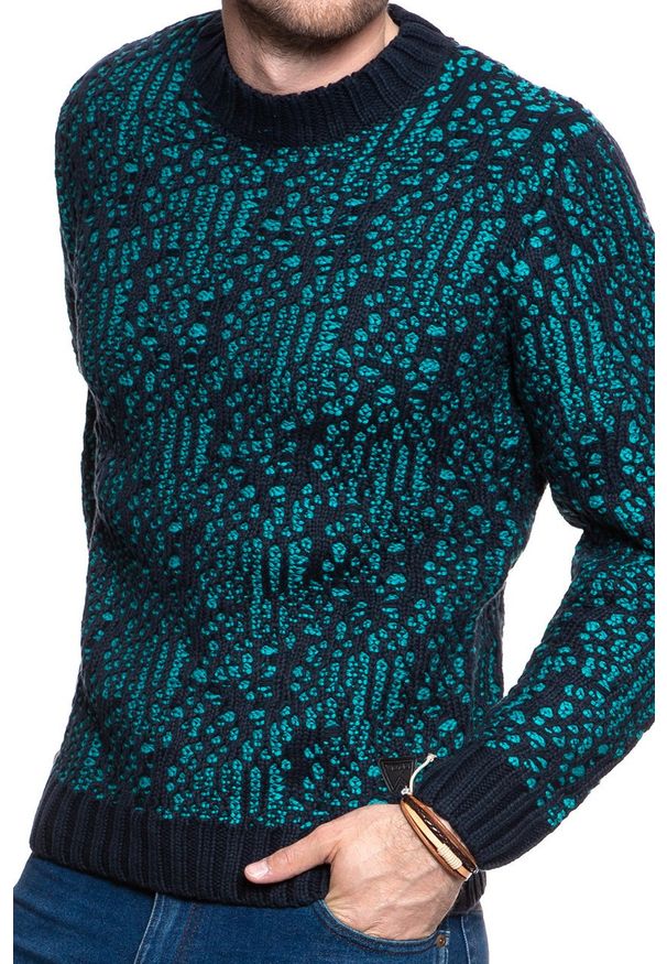 Wrangler - MĘSKI SWETER WRANGLER JACQUARD KNIT DARK NAVY W8641QHAE 112132343. Materiał: żakard, dzianina, skóra