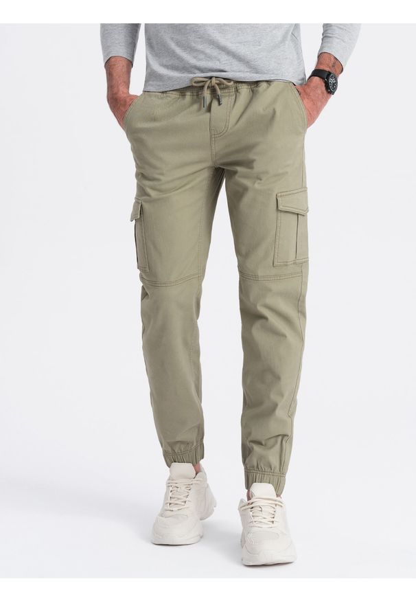 Ombre Clothing - Spodnie męskie JOGGERY z zapinanymi kieszeniami cargo - khaki V1. Okazja: na co dzień. Kolor: brązowy. Materiał: elastan, bawełna. Sezon: lato. Styl: klasyczny, sportowy, casual