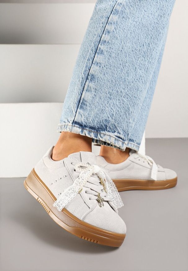 Born2be - Szare Sneakersy na Grubej Podeszwie z Ozdobnymi Kokardkami Divelia. Okazja: na co dzień. Kolor: szary. Materiał: jeans. Wzór: aplikacja. Sezon: lato