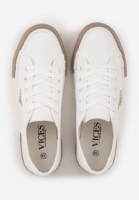 Born2be - Biało-Beżowe Trampki VICES na Grubej Podeszwie z Tłoczeniami z Trójkątną Aplikacją Bolirea. Nosek buta: okrągły. Zapięcie: sznurówki. Kolor: biały. Materiał: materiał. Wzór: aplikacja. Obcas: na obcasie. Wysokość obcasa: niski #7