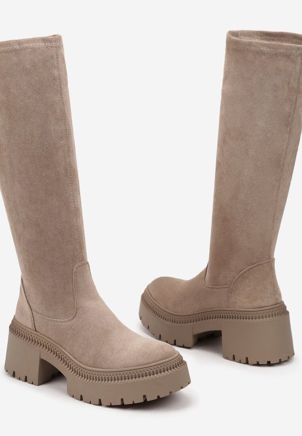 Born2be - Ciemnobeżowe Dopasowane Kozaki na Grubej Podeszwie ze Skarpetkową Cholewką Hanilinn. Okazja: na co dzień. Kolor: beżowy. Materiał: jeans. Szerokość cholewki: normalna. Styl: elegancki, casual
