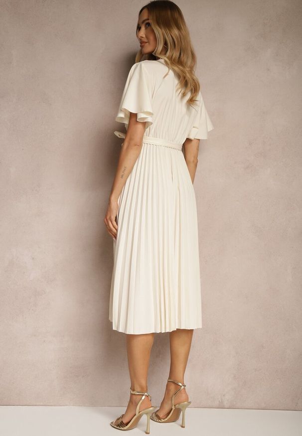 Renee - Jasnobeżowa Sukienka Wiązana w Talii z Plisowaniem na Dole Dorseki. Kolor: beżowy. Materiał: materiał, tkanina. Styl: elegancki