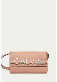 Calvin Klein - Kopertówka. Kolor: różowy. Wzór: aplikacja. Dodatki: z aplikacjami #1