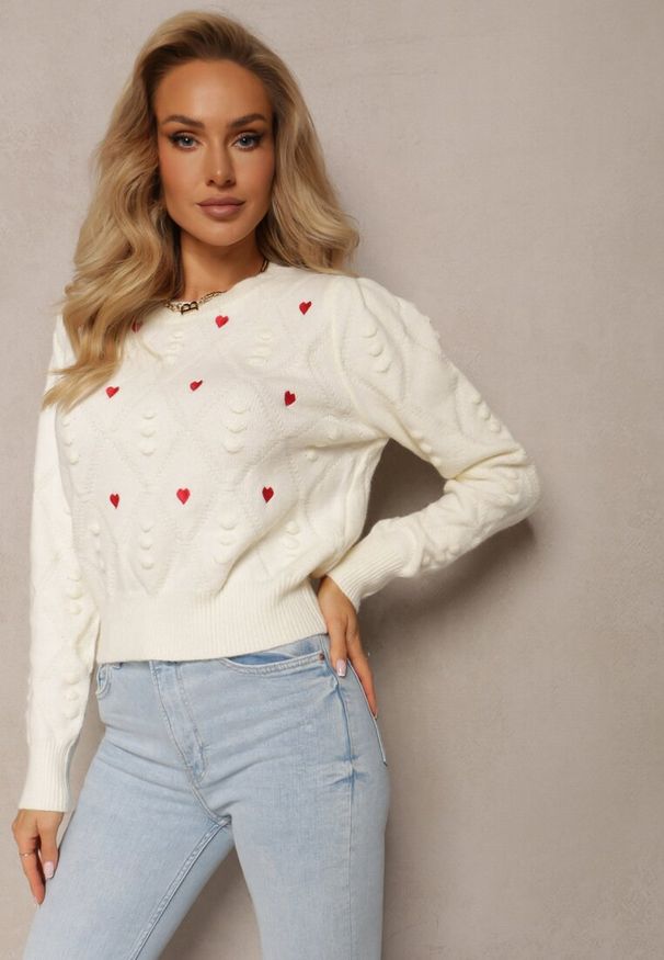 Renee - Beżowy Klasyczny Sweter ze Ściągaczami i Ozdobnymi Haftami Reani. Okazja: na co dzień. Kolor: beżowy. Materiał: jeans. Wzór: haft. Styl: klasyczny