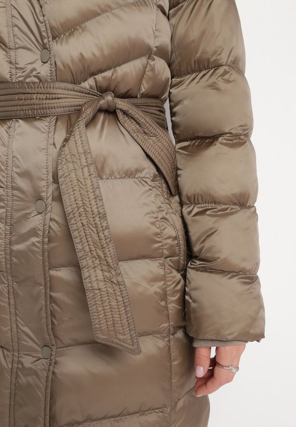 Born2be - Ciemnobeżowa Pikowana Kurtka przed Kolano z Wiązanym Paskiem Minenora. Kolor: beżowy. Materiał: materiał. Styl: klasyczny