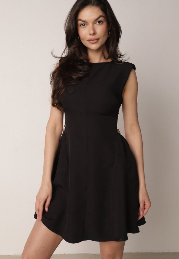 Born2be - Czarna Elegancka Sukienka Bez Rękawów Zdobiona Przypinkami w Talii Rhaegina. Okazja: na co dzień. Kolor: czarny. Długość rękawa: bez rękawów. Wzór: aplikacja. Typ sukienki: rozkloszowane, proste. Styl: elegancki