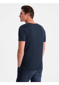 Ombre Clothing - T-shirt męski V-NECK z elastanem - granatowy V2 - Rozmiar: M. Typ kołnierza: dekolt w kształcie V. Kolor: niebieski. Materiał: elastan. Długość rękawa: krótki rękaw. Długość: krótkie. Wzór: nadruk. Styl: klasyczny #9