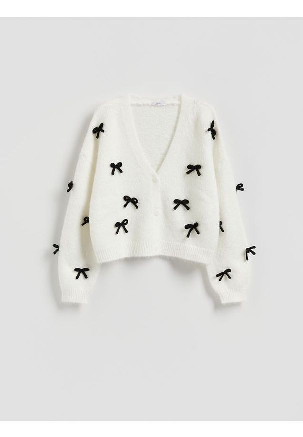 Reserved - Sweter z kokardami - kremowy. Typ kołnierza: kokarda. Kolor: kremowy. Materiał: wełna, dzianina