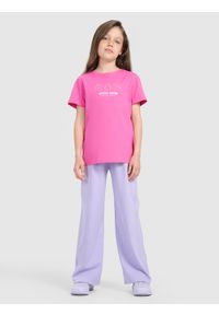 4f - 4F T-shirt regular z nadrukiem dziewczęcy - różowy 134 (8-9 lat). Okazja: na co dzień. Kolor: różowy. Materiał: jersey, bawełna, materiał. Długość rękawa: krótki rękaw. Długość: krótkie. Wzór: nadruk. Sezon: lato. Styl: sportowy, młodzieżowy, klasyczny, casual